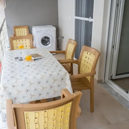 Apartment Theo And Irin's Flogita